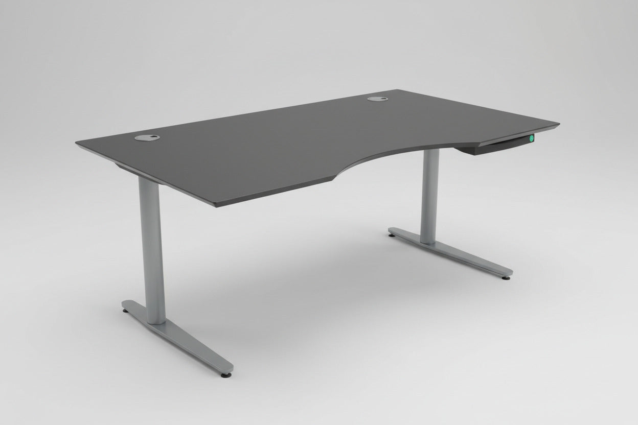 Dencon hæve-sænkebord 160x90 med sort linoleum bordplade og gråt understel set fra skrå vinkel.